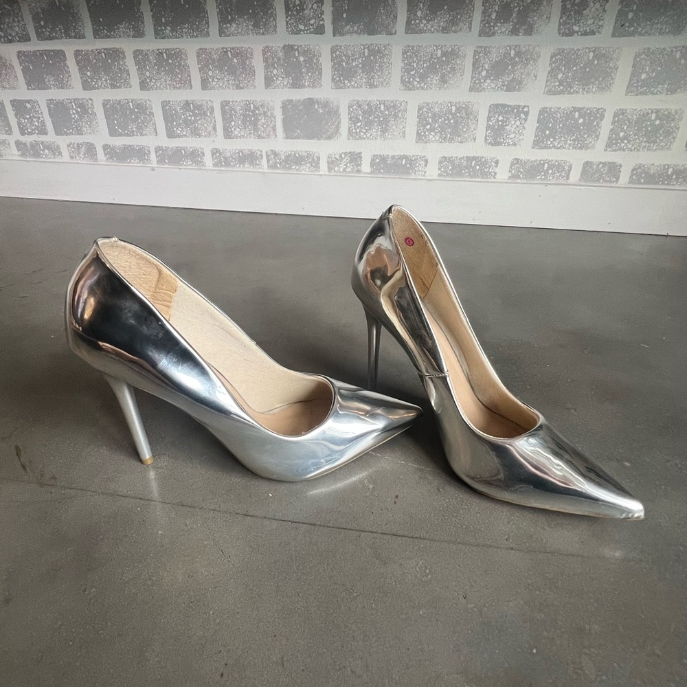 Super comfy silver pointed toe pumps from Brazil